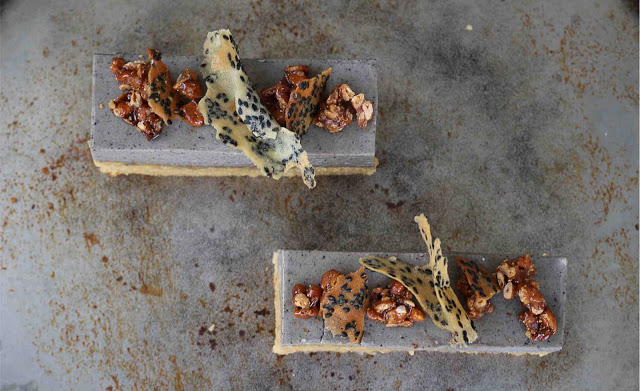 entremet au sésame noir et à la vanille