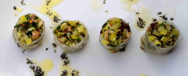 Rouleau de printemps à la courgette, aux champignons, herbes et pignons 1 rouleau de printemps aux courgettes