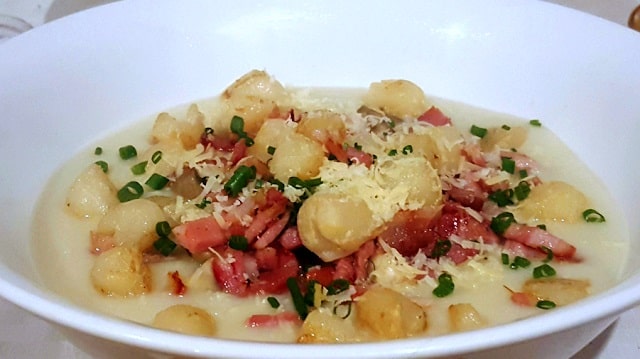 Soupe Velouté de topinambours, pétoncles, lard grillé, champignons et parmesan 1 Velouté de topinambours, pétoncles, lard grillé, champignons et parmesan