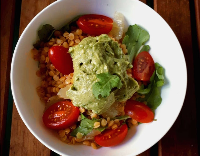Lentilles corail en salade crème avocat pesto