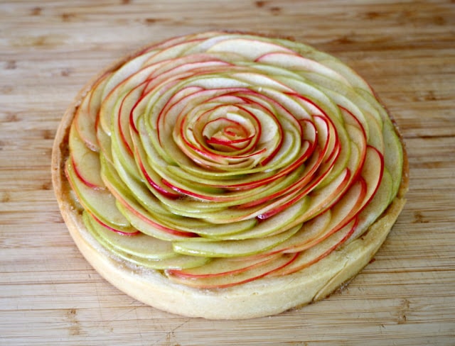 Tarte aux pommes et crème au noix maison