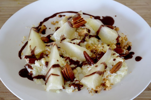 Tapioca au lait, poires pochées aux épices et crème anglaise au cacao