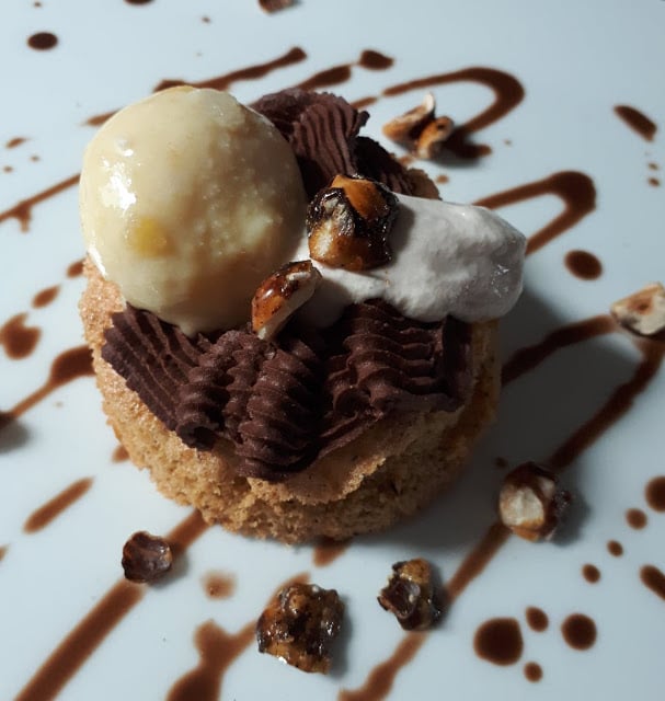 Entremet aux noisettes, chocolat et géranium rose 1 Recette entremet noisette boule de glace calisson