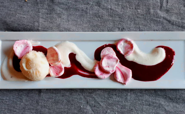 Sorbet poire coulis épices pétales de meringue