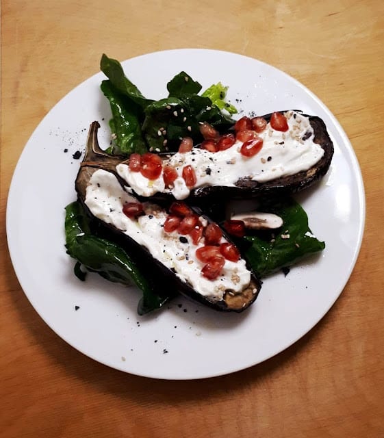 Aubergines grillées au thym yaourt et grenade