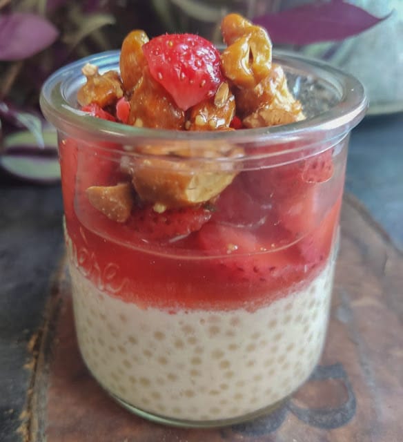 Tapioca au lait fraises miel et noix de cajou caramélisées