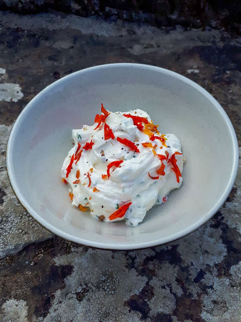 Fromage frais aux herbes et aux capucines