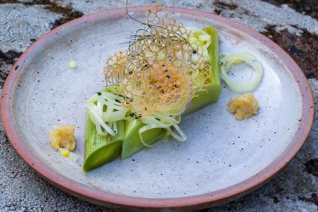 Poireaux aux citrons confits et graines de coriandre, huile de crustacés et tuile dentelle au paprika 1 Poireaux citron confit coriandre et huile de crustacés