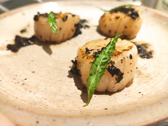 Noix de Saint-Jacques au beurre d'algue nori, verveine citron