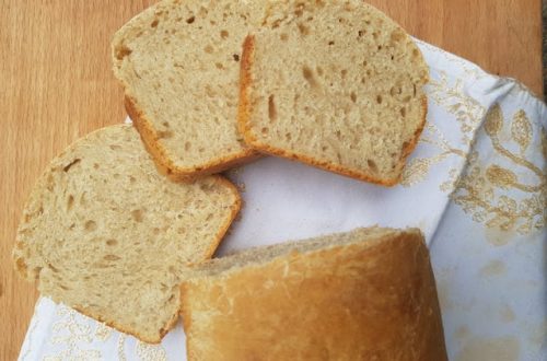 Pain de mie maison classique et pain de mie maison au levain.