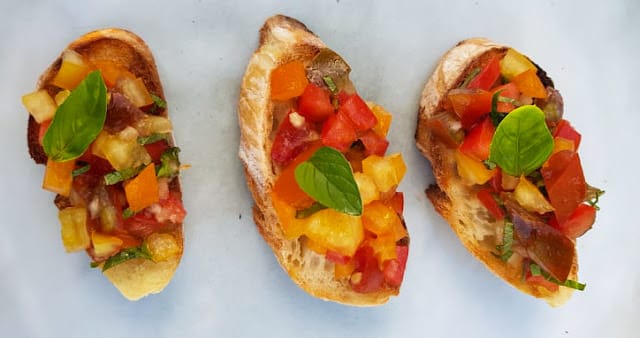 Bruschetta à la tomate ail et basilic