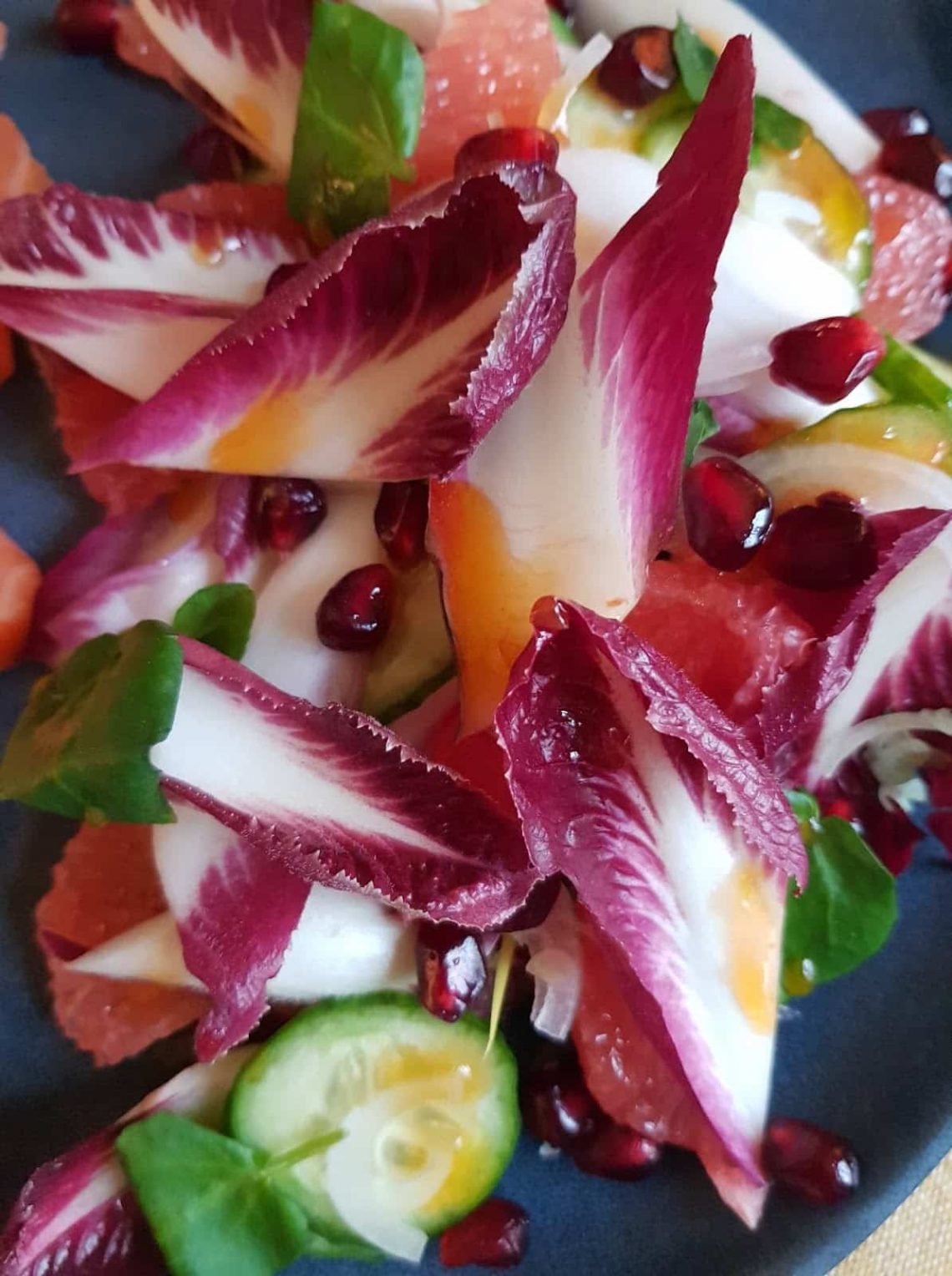 Salade endives rouges concombre et grenade réduction de jus de pamplemousse